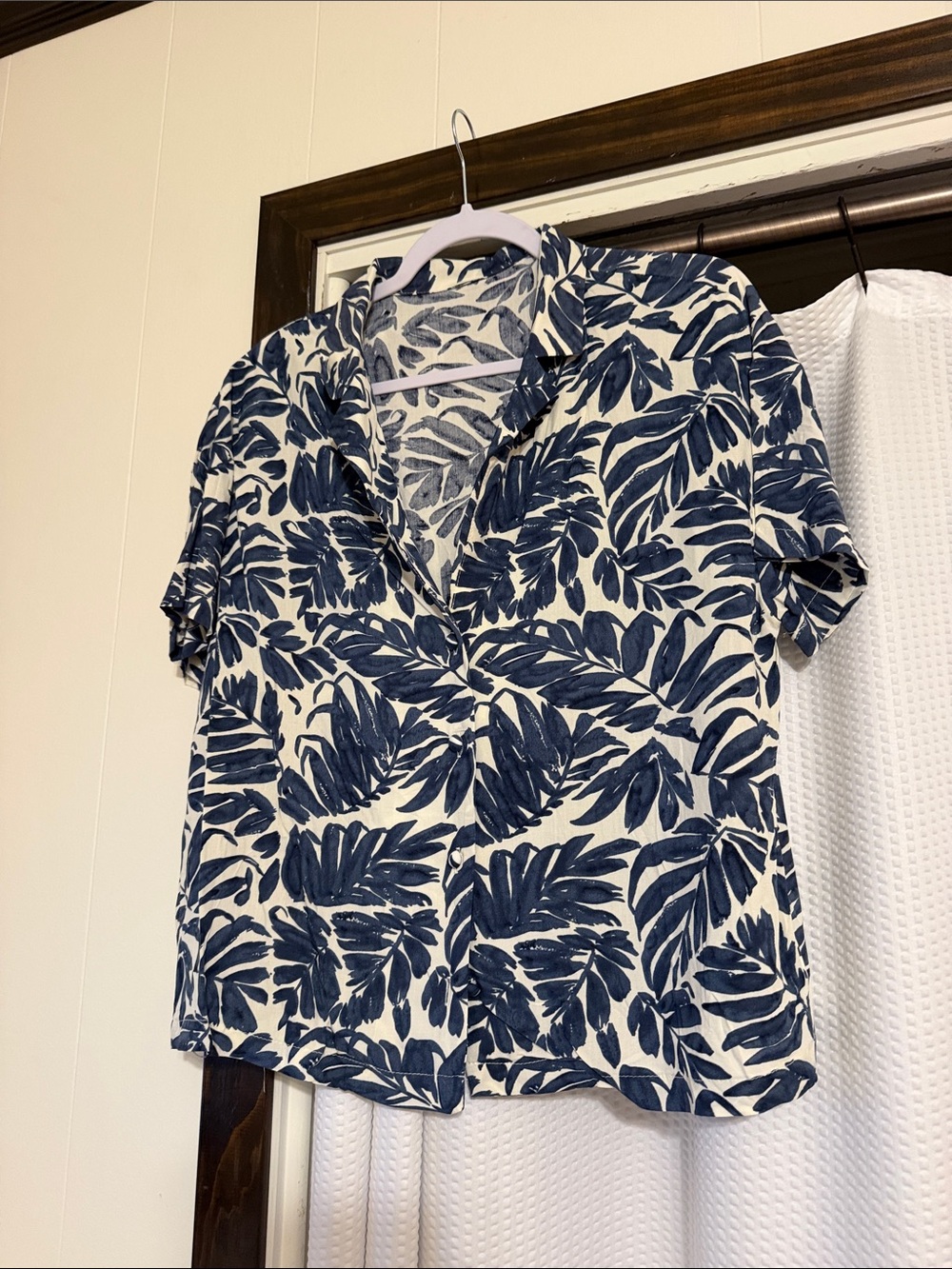 Women’s Short Sleeve Leaf Print Button-Up Top - Navy/White